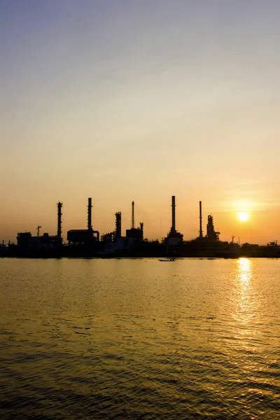 Vista de la refinería de petróleo con Sunrise — Foto de Stock