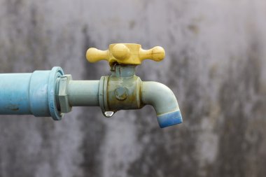 Kusurlu musluk. Su israfına neden olur.