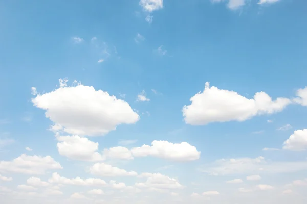 Lucht met wolken — Stockfoto