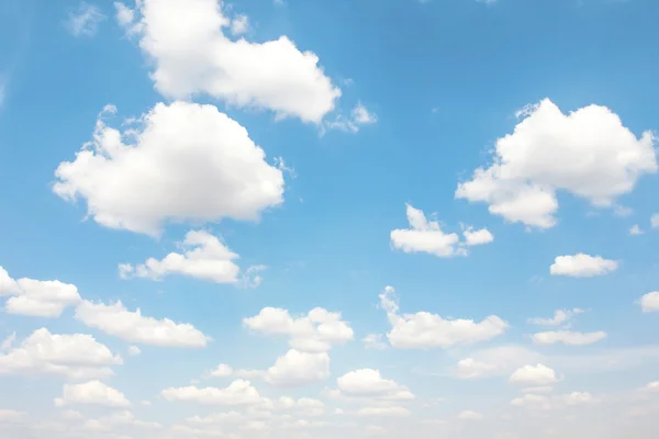 Lucht met wolken — Stockfoto