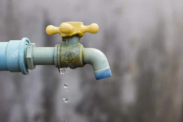 Defekter Wasserhahn. Ursache der Wasserverschwendung — Stockfoto
