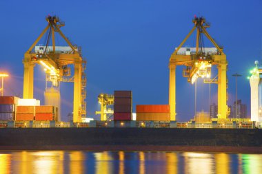 port kargo yük gemisi ile alacakaranlık