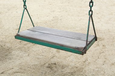 Bahçe oyun alanında salıncak