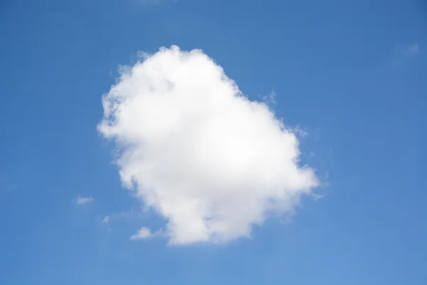 Blauwe lucht met wolk — Stockfoto