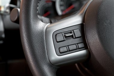 whee direksiyon üzerindeki ses kontrol düğmeleri