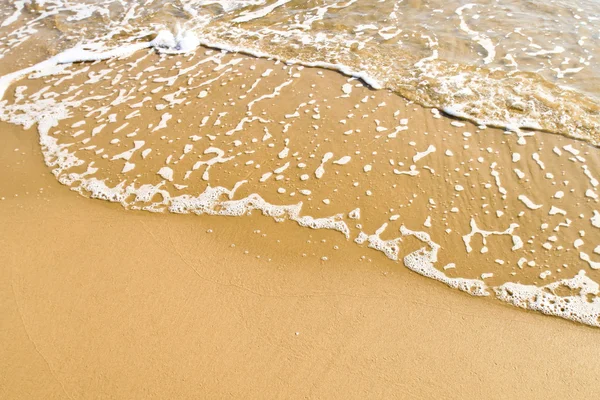 砂のビーチと波 — ストック写真