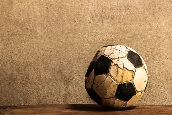 Старый футбол — стоковое фото