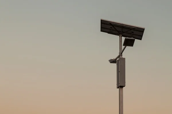 Electricidad poste y células solares — Foto de Stock