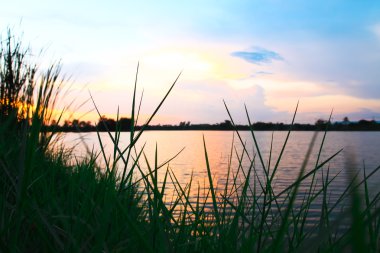 Nehirde gün batımı.