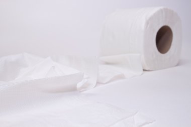 beyaz arkaplanda tuvalet kağıdı.