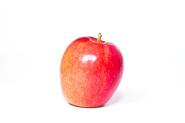 Beyaz arka planda olgun kırmızı elma.