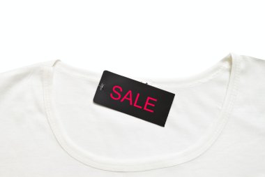 siyah Satılık fiyat etiketi asmak üzerinde beyaz tshirt.