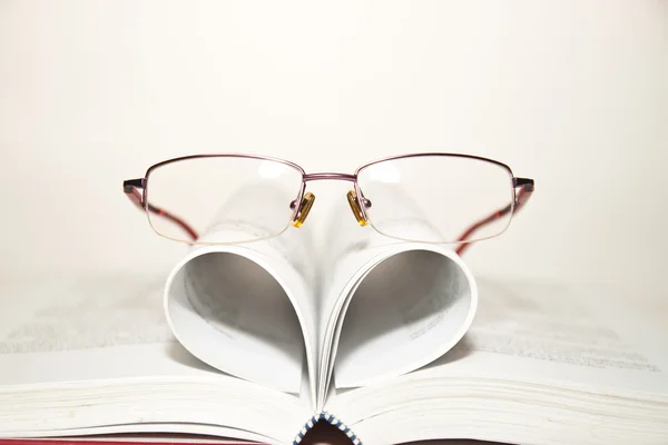 Dioptrické brýle v knihách na bílém pozadí. — Stock fotografie