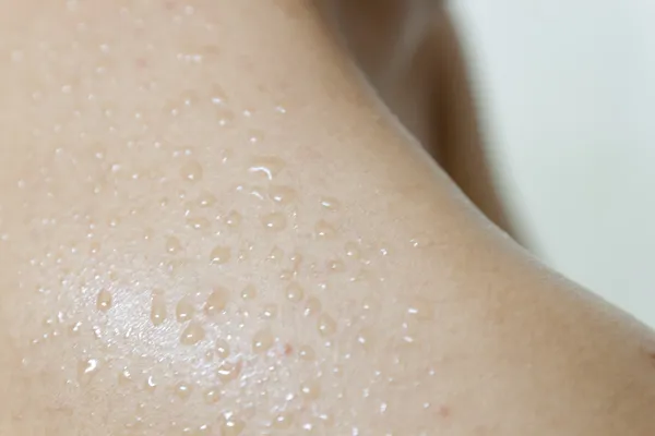 потная женщина. ямки на пояснице у девушек. мокрая спина. мелкие прозрачные пузырьки на коже. потный мужик в футболке.