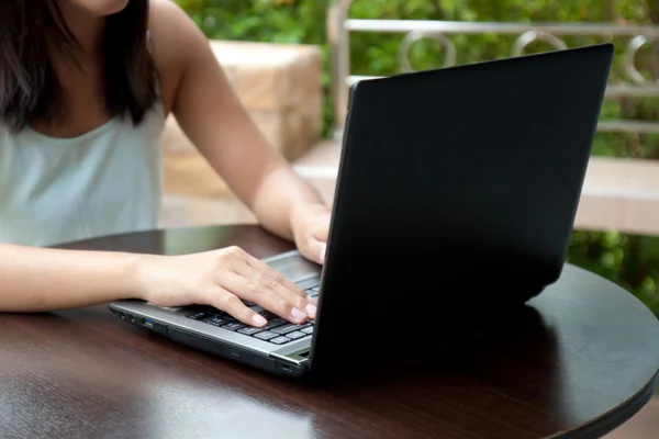 Asian woman working on laptop — Stock Photo, Image