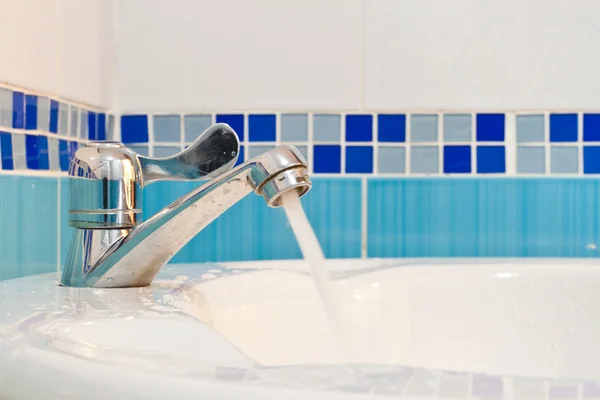 Rubinetto dell'acqua e rubinetto astratto — Foto Stock