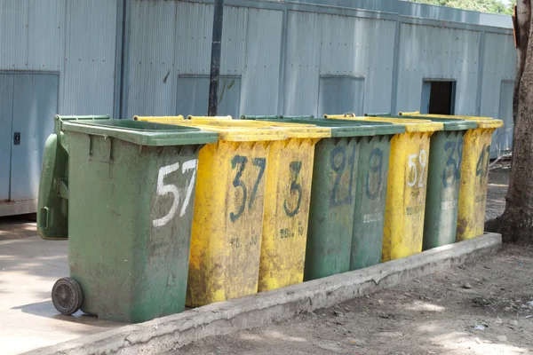 Reihe großer Mülltonnen — Stockfoto