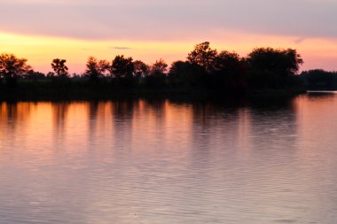 günbatımı Nehri su yansıma.