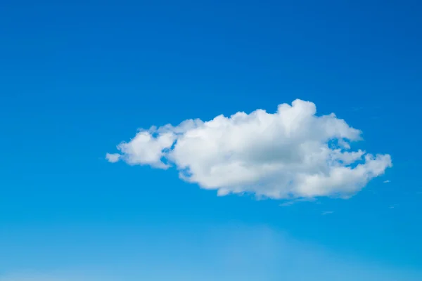 Nuvem no céu azul — Fotografia de Stock