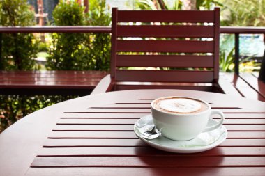 Masada bir fincan kahve.