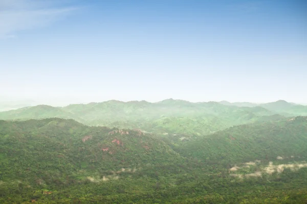 Nebel auf dem Berg mit blauem Himmel — Stockfoto