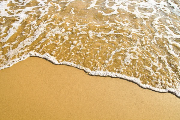 砂浜で波 — ストック写真