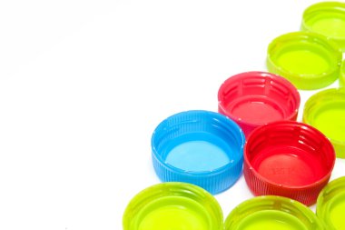 beyaz zemin üzerine şişe plastik kapaklar.