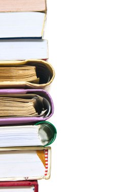 Beyaz arkaplanda bir yığın kitap.