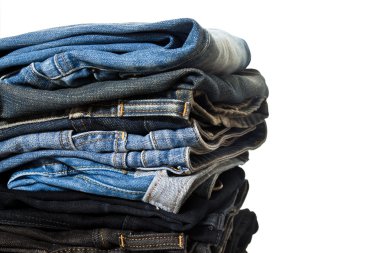 yığın üzerinde beyaz izole kot pantolon