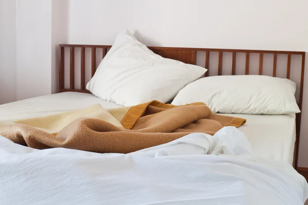 motel Oda dağınık dağınık yatak iç shot.