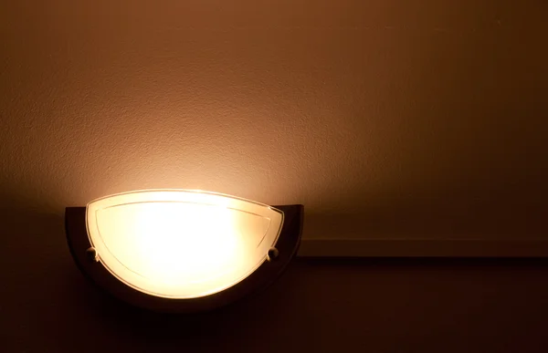 Sconce clássico iluminado na parede — Fotografia de Stock