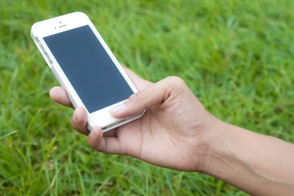 Mulher mão segurando smartphone — Fotografia de Stock