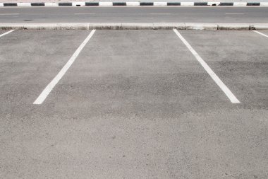 Boş bir park alanında