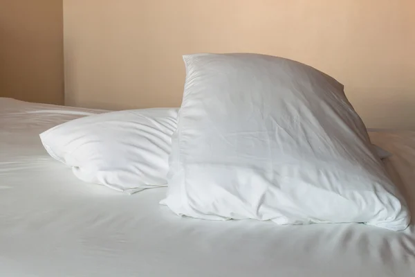 Białe poduszki na sofie — Zdjęcie stockowe