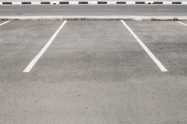 Espaço vazio em um estacionamento — Fotografia de Stock