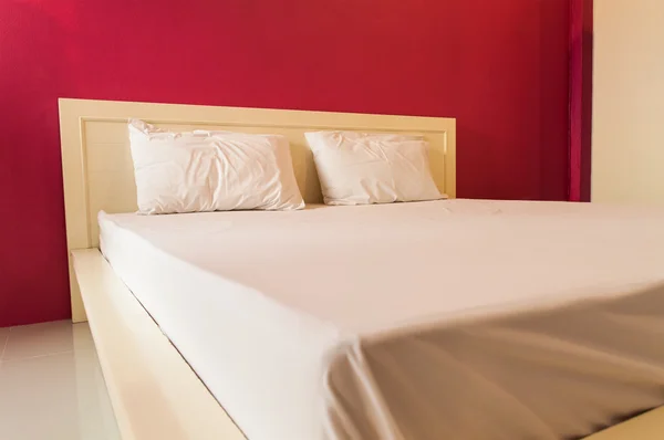 camera da letto con parete rossa — Foto Stock © saknakorn #38275519 camera da letto con parete rossa — Foto Stock © saknakorn #38275519