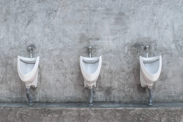 Bagno moderno interno con fila di orinatoi — Foto Stock