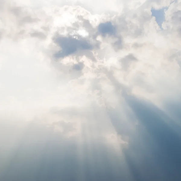 Céu com nuvens e sol. — Fotografia de Stock