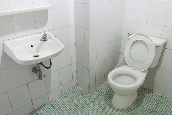 Toilette et carrelage blanc dans la maison — Photo