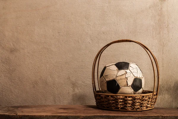 Stary piłki nożnej na tle konkretnych — Zdjęcie stockowe