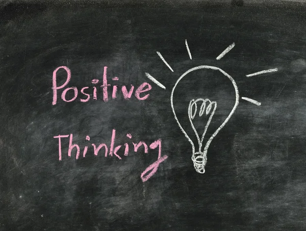 La palabra pensamiento positivo y bombilla dibujada en una pizarra de tiza — Foto de Stock