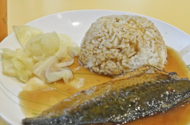 saba ızgara balık ve salata ile pirinç.