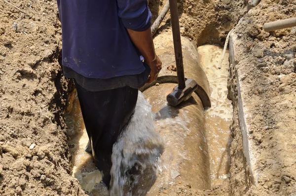 Undichtes Wasser an Rohrleitung — Stockfoto