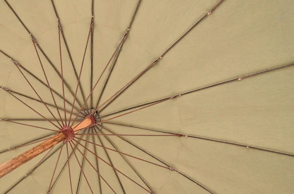 Nahaufnahme von unten Ansicht eines Sonnenschirms — Stockfoto