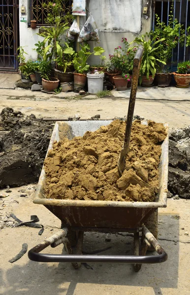 Sand auf Metallkarren — Stockfoto