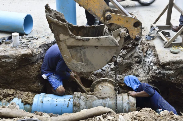 Reparar tubería de agua — Foto de Stock