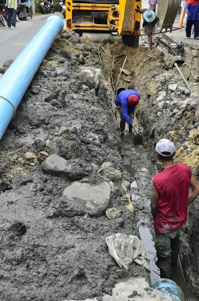 Man graven loopgraaf voor watervoorziening — Stockfoto