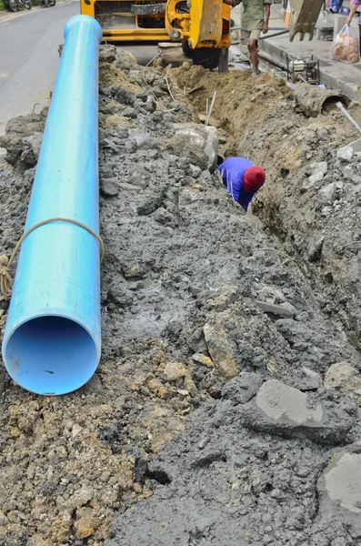 Uomo scavare fossa per l'approvvigionamento idrico — Foto Stock