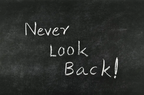 Worte "Never look back" auf Tafel — Stockfoto