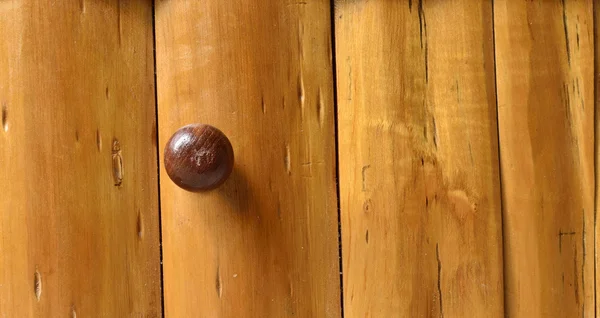 Porta de madeira com alça — Fotografia de Stock